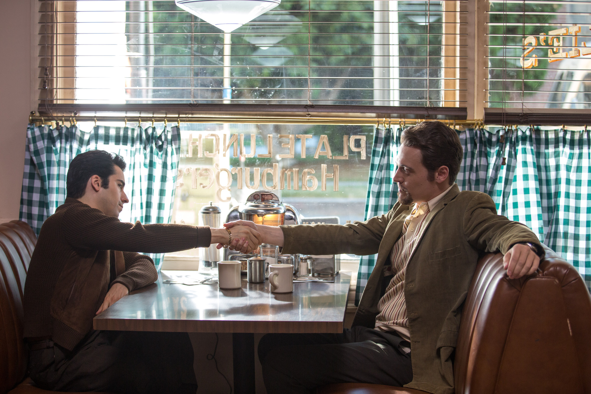 Still of John Lloyd Young and Erich Bergen in Ketveriuke is Dzersio (2014)