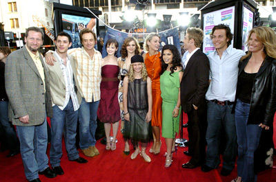 Nancy Travis, Alexis Bledel, Jenna Boyd, Ken Kwapis, Blake Lively, Kyle Schmid, Amber Tamblyn, Bradley Whitford, Mike Vogel, America Ferrera and Michael Rady at event of The Sisterhood of the Traveling Pants (2005)