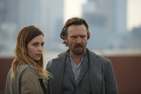 Still of John Pyper-Ferguson and Kathleen Munroe in Alphas (2011)