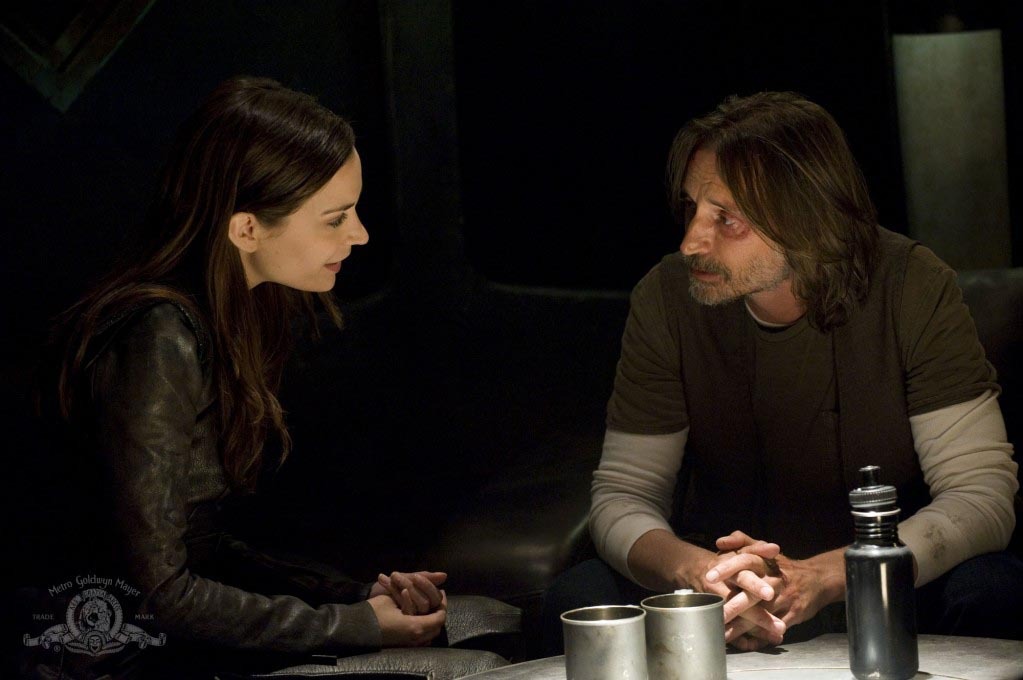 Still of Robert Carlyle and Kathleen Munroe in SGU Stargate Universe (2009)