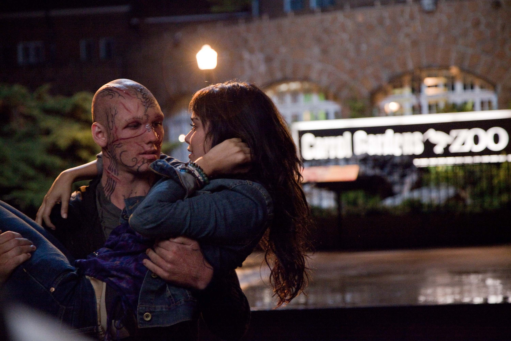 Still of Vanessa Hudgens and Alex Pettyfer in Pabaisa (2011)