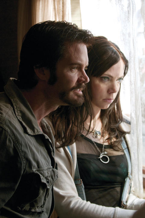 Still of Garret Dillahunt and Riki Lindhome in Paskutinis namas kaireje (2009)