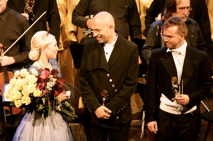 Robert Jisa (in the middle) after the premiere of his Illumination Voices concert. On the left, British sopranist Christina Johnston. on the right, Czech conductor Marek Stryncl.