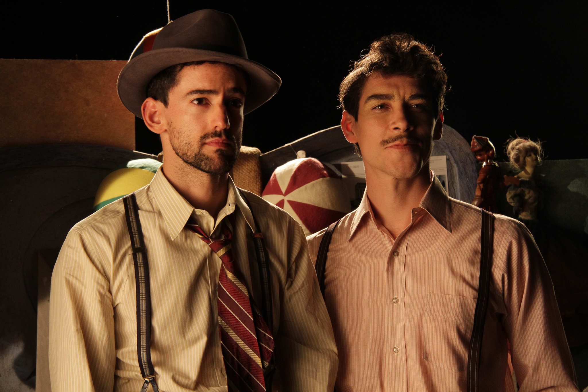 Still of Óscar Jaenada and Luis Gerardo Méndez in Cantinflas (2014)