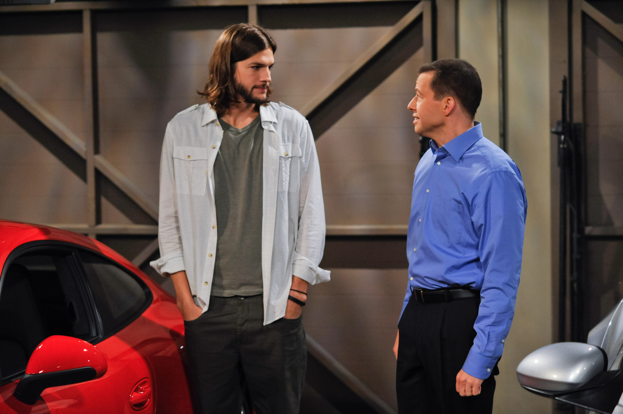 Still of Ashton Kutcher and John Cryer in Two and a Half Men (2003)