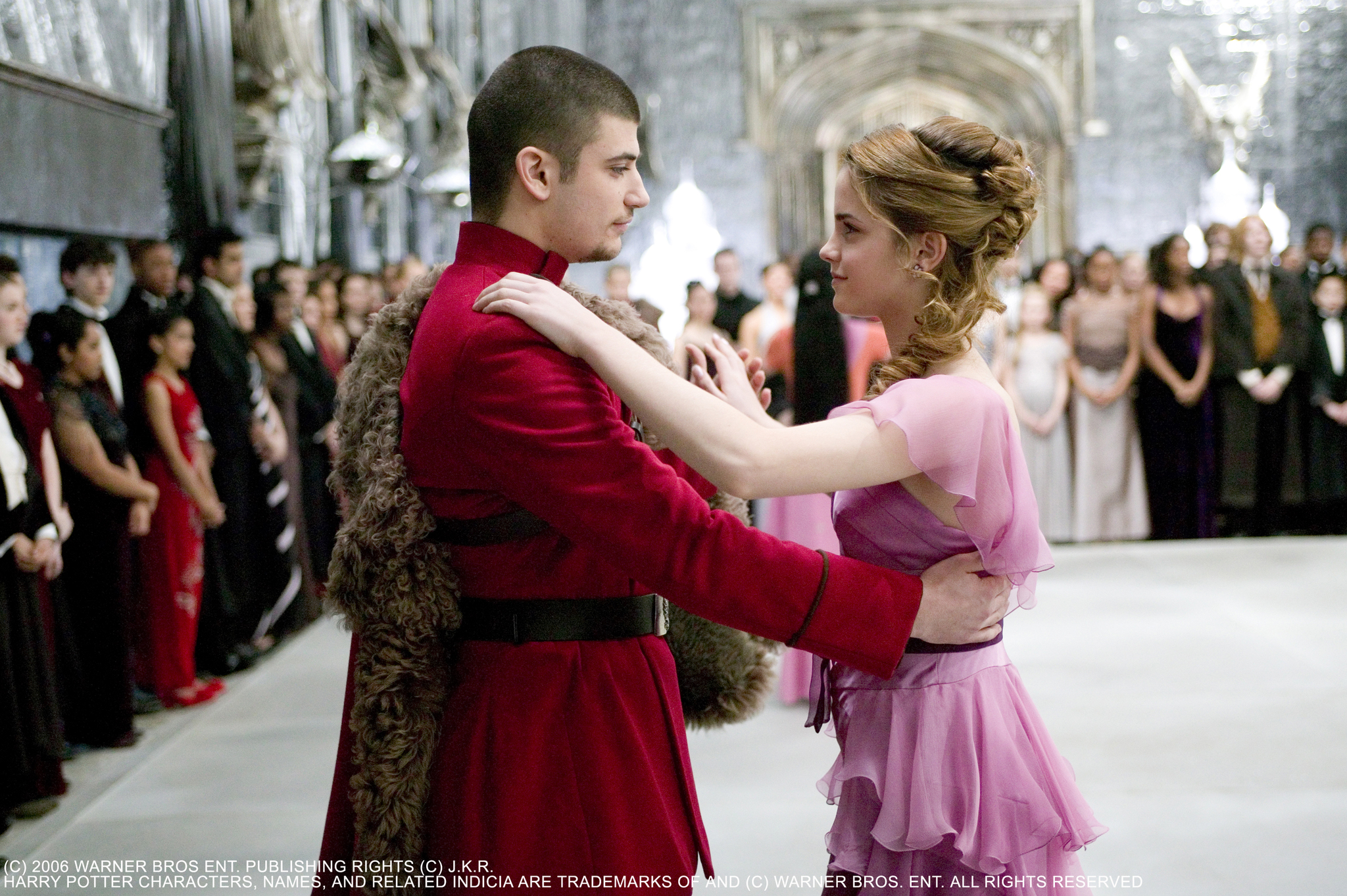 Still of Emma Watson and Stanislav Ianevski in Haris Poteris ir ugnies taure (2005)
