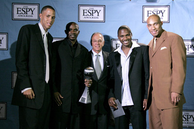 Larry Brown (c) and members of the Detroit Pistons