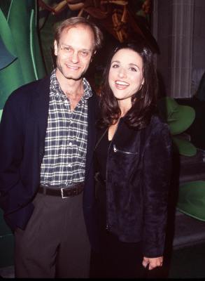 Julia Louis-Dreyfus and David Hyde Pierce at event of Is vabalu gyvenimo (1998)