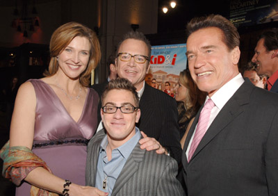 Arnold Schwarzenegger, Tom Arnold, Brenda Strong and Eric Gores at event of The Kid & I (2005)