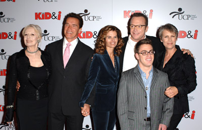 Jamie Lee Curtis, Arnold Schwarzenegger, Tom Arnold, Maria Shriver, Penelope Spheeris and Eric Gores at event of The Kid & I (2005)