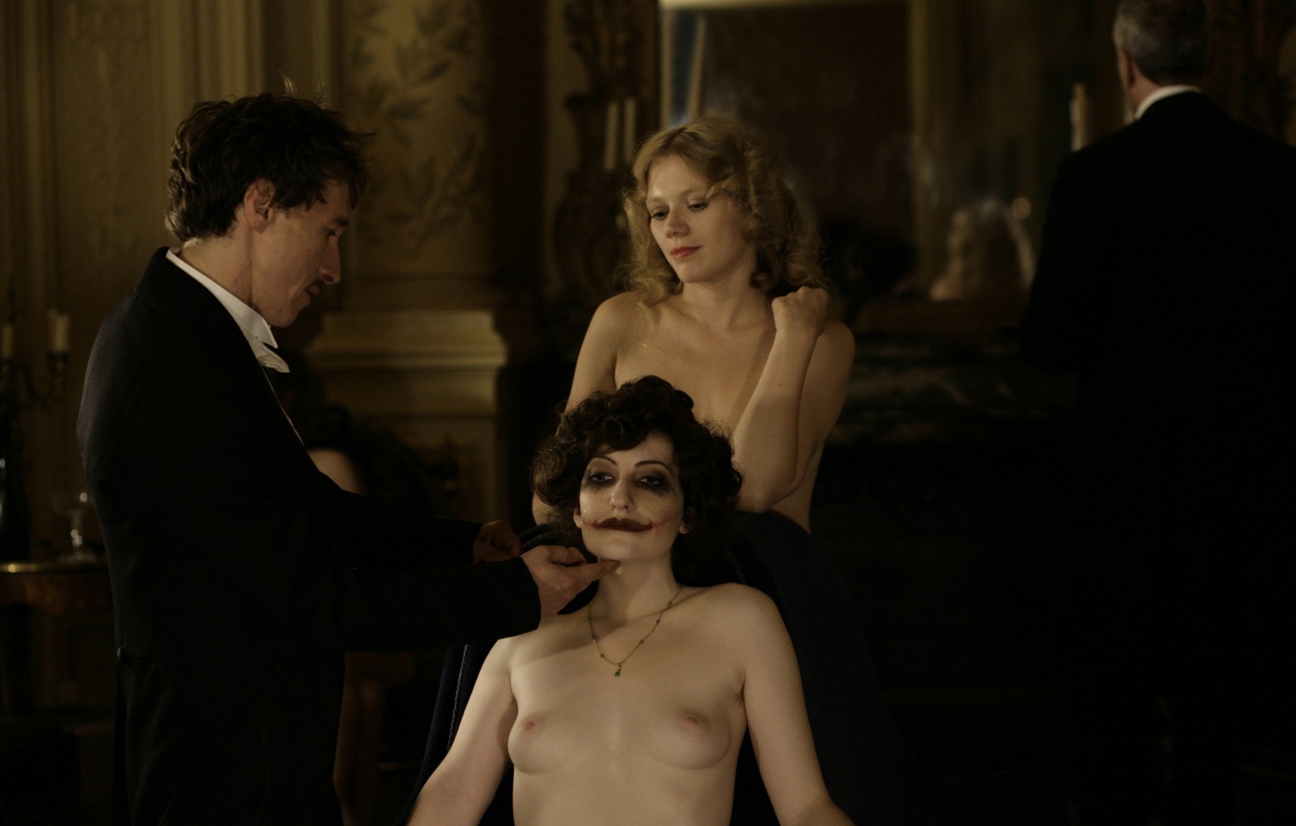 Still of Lucie Borleteau and Alice Barnole in L'Apollonide (Souvenirs de la maison close) (2011)