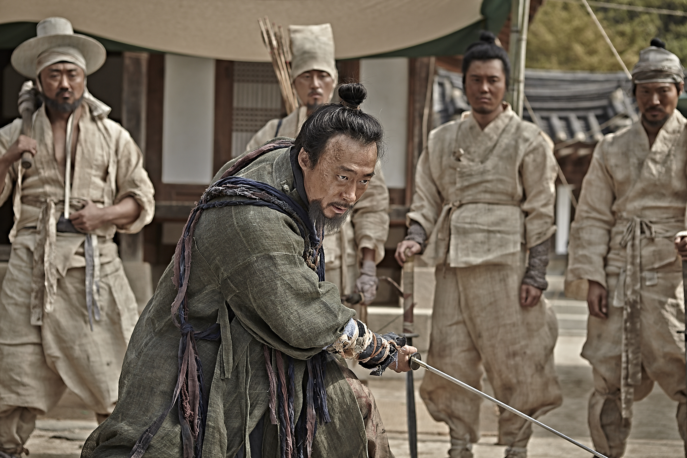 Still of Sung-min Lee and Dong-seok Ma in Kundo: Min-ran-eui si-dae (2014)