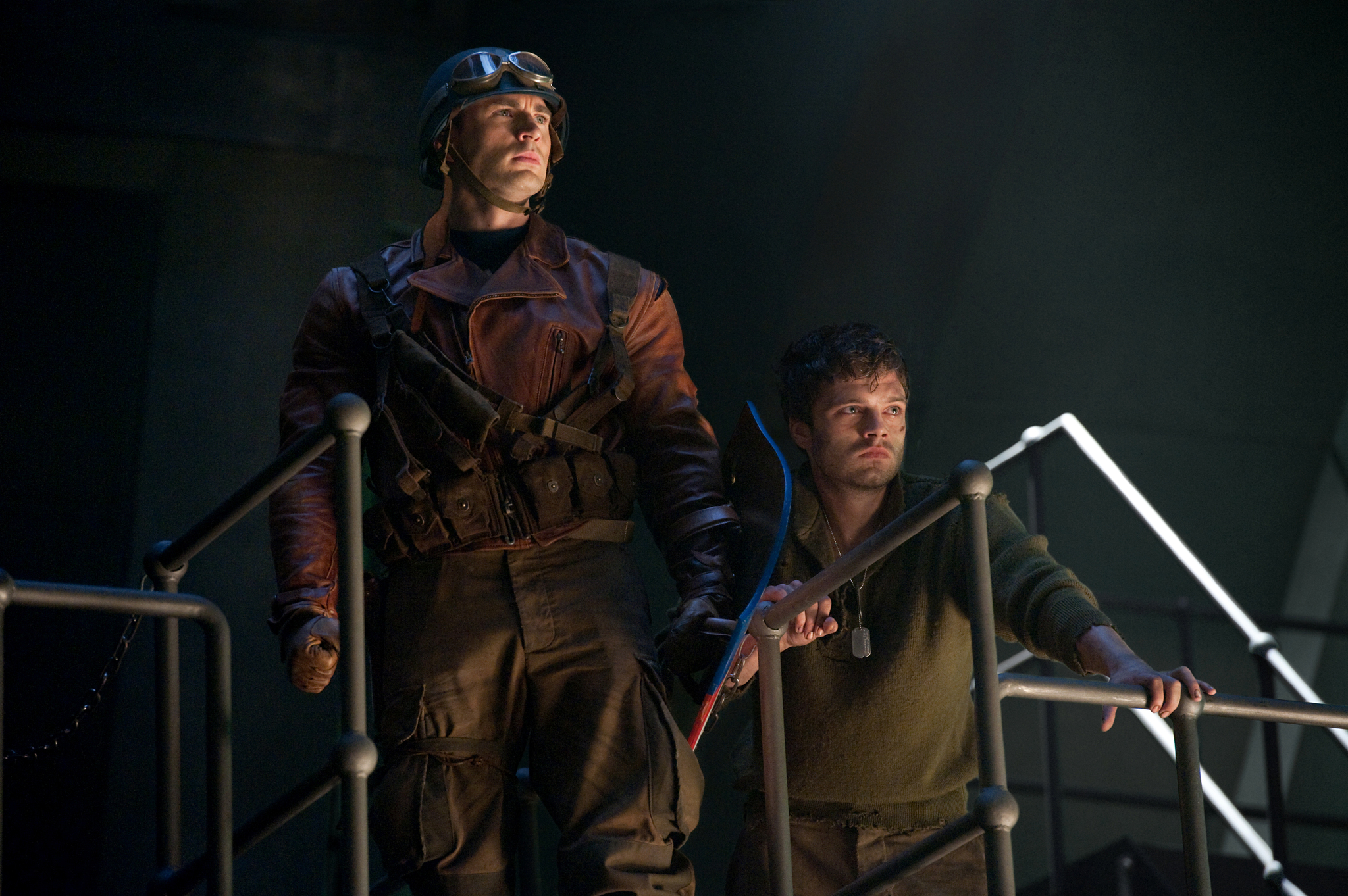 Still of Chris Evans and Sebastian Stan in Kapitonas Amerika: pirmasis kersytojas (2011)