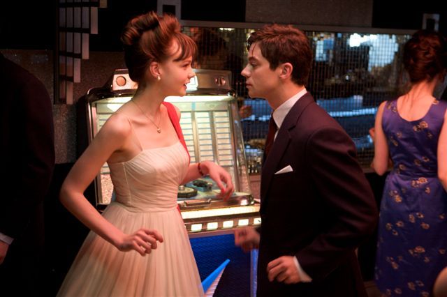 Still of Dominic Cooper and Carey Mulligan in An Education (2009)