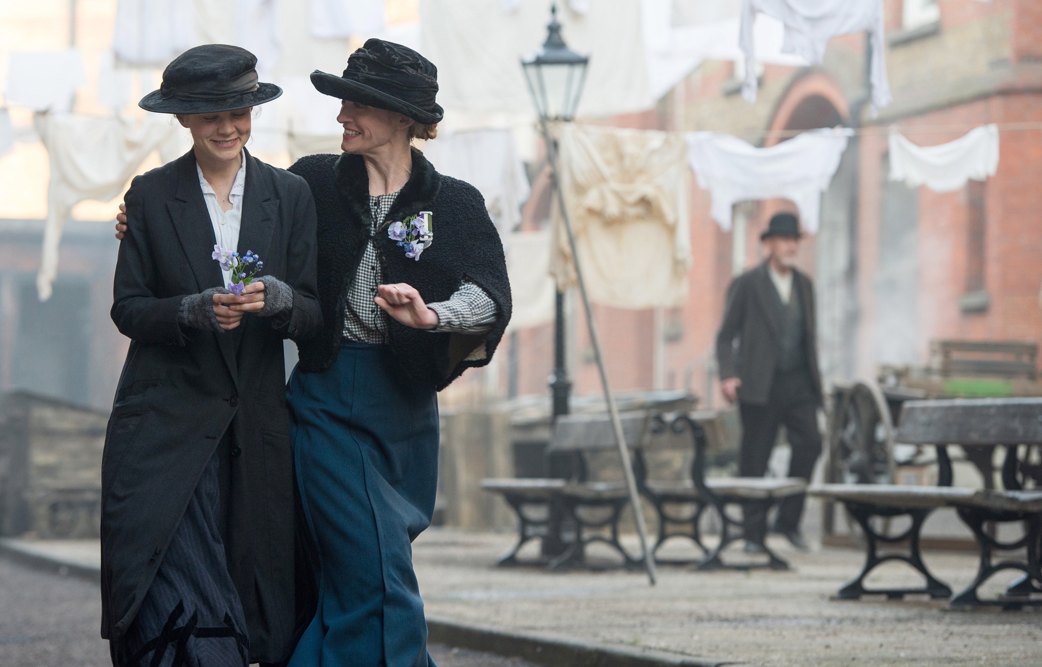 Still of Anne-Marie Duff and Carey Mulligan in Suffragette (2015)