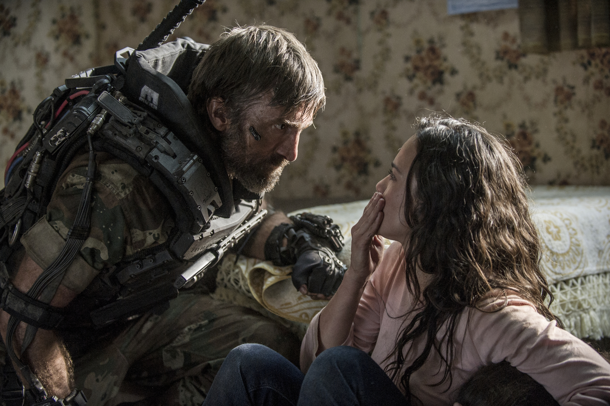 Still of Alice Braga and Sharlto Copley in Eliziejus (2013)