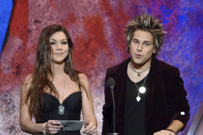 Ryan Cabrera and Gretchen Wilson at event of 2005 American Music Awards (2005)