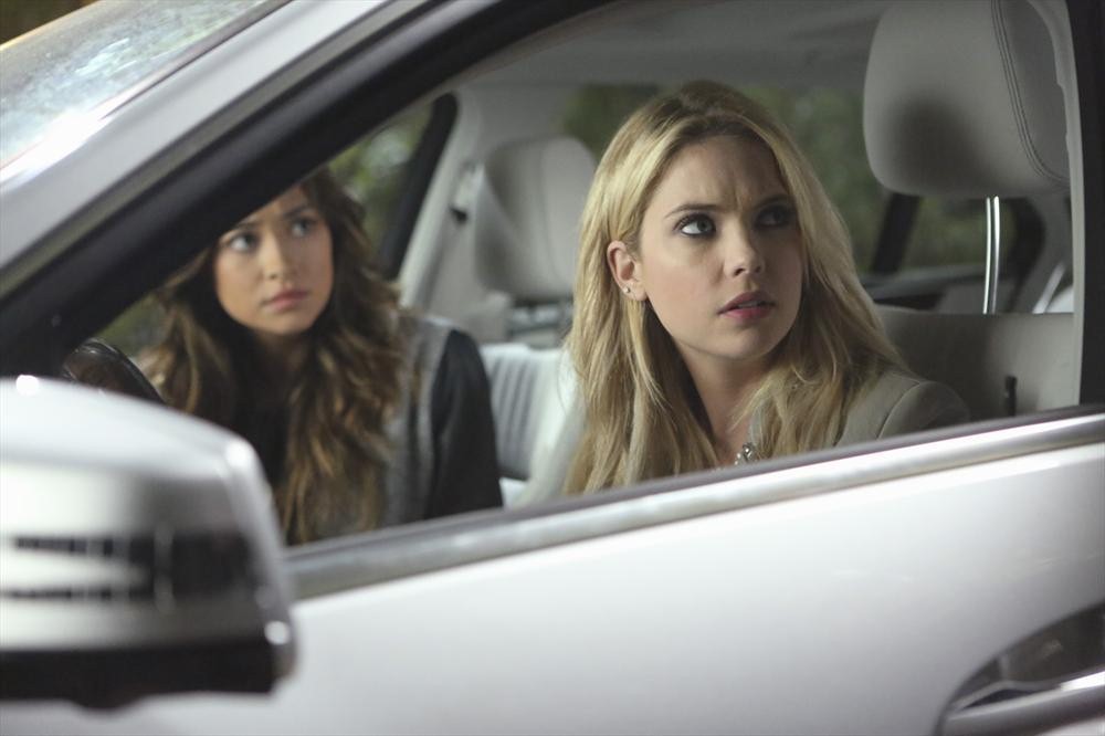 Still of Ashley Benson and Shay Mitchell in Jaunosios melages (2010)