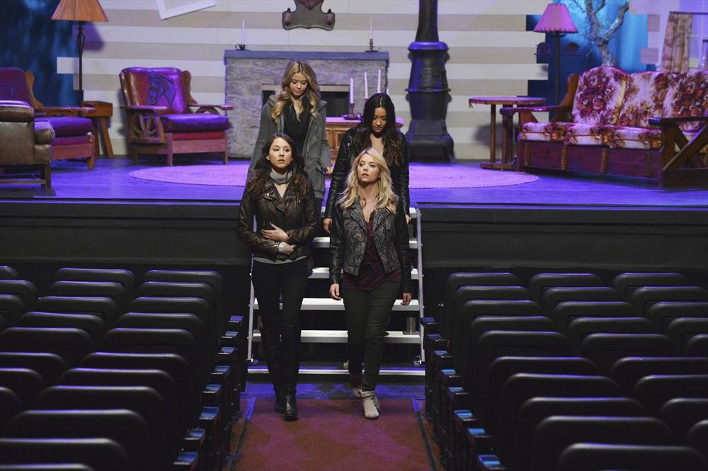 Still of Troian Bellisario, Sasha Pieterse, Ashley Benson and Shay Mitchell in Jaunosios melages (2010)