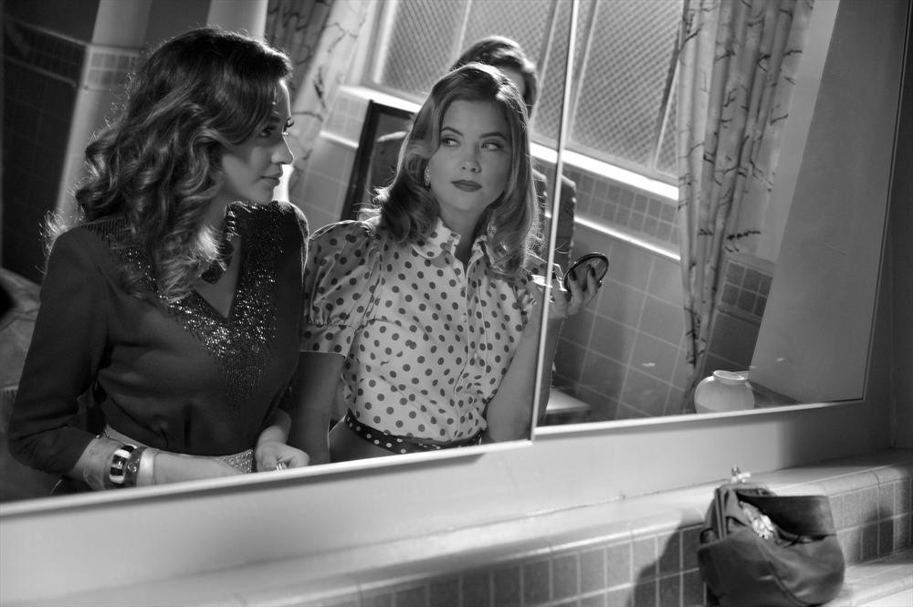 Still of Ashley Benson and Shay Mitchell in Jaunosios melages (2010)