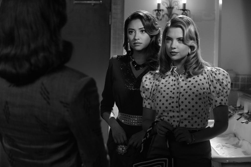 Still of Ashley Benson and Shay Mitchell in Jaunosios melages (2010)