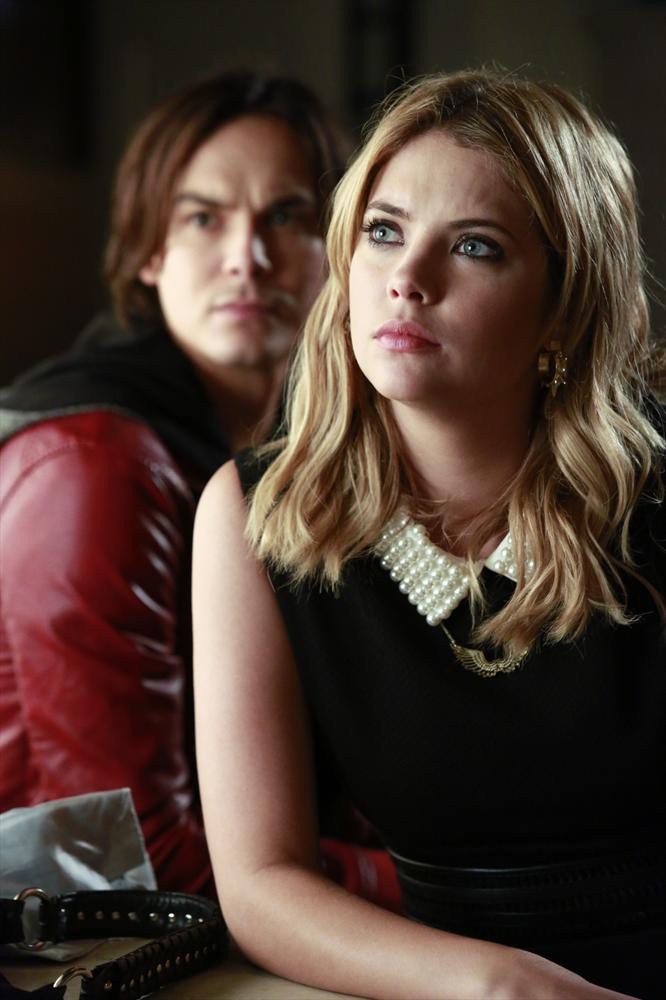 Still of Ashley Benson and Tyler Blackburn in Jaunosios melages (2010)