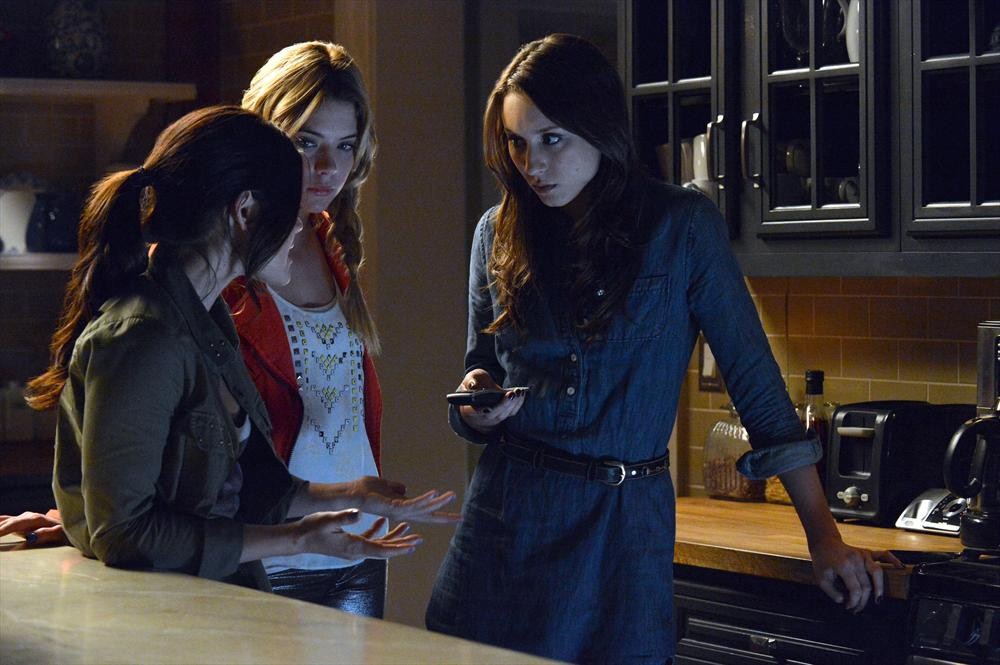Still of Troian Bellisario, Lucy Hale and Ashley Benson in Jaunosios melages (2010)