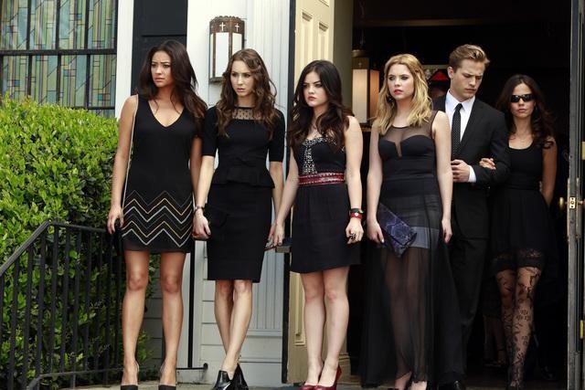 Still of Troian Bellisario, Tammin Sursok, Lucy Hale, Ashley Benson, Shay Mitchell and Wyatt Nash in Jaunosios melages (2010)