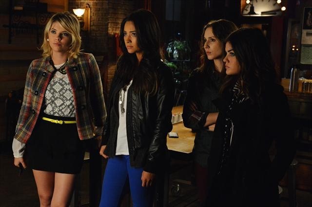 Still of Troian Bellisario, Lucy Hale, Ashley Benson and Shay Mitchell in Jaunosios melages (2010)