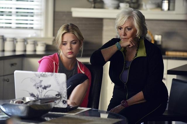 Still of Betty Buckley and Ashley Benson in Jaunosios melages (2010)