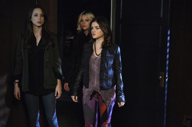 Still of Troian Bellisario, Lucy Hale and Ashley Benson in Jaunosios melages (2010)