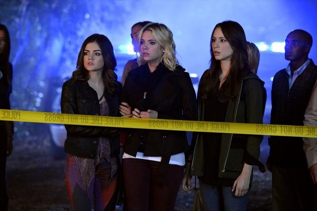 Still of Troian Bellisario, Lucy Hale and Ashley Benson in Jaunosios melages (2010)