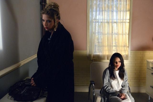 Still of Janel Parrish and Ashley Benson in Jaunosios melages (2010)