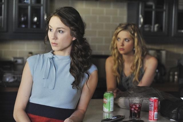 Still of Troian Bellisario and Ashley Benson in Jaunosios melages (2010)