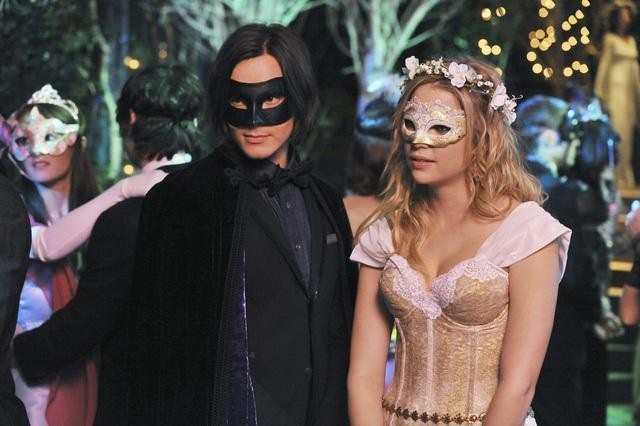 Still of Ashley Benson and Tyler Blackburn in Jaunosios melages (2010)