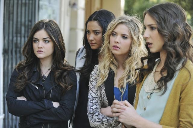 Still of Troian Bellisario, Lucy Hale, Ashley Benson and Shay Mitchell in Jaunosios melages (2010)