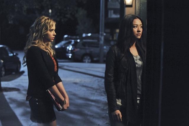 Still of Ashley Benson and Shay Mitchell in Jaunosios melages (2010)