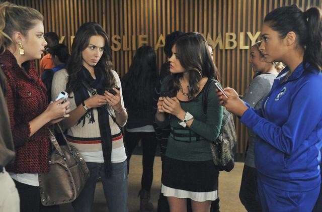 Still of Troian Bellisario, Ashley Benson and Shay Mitchell in Jaunosios melages (2010)