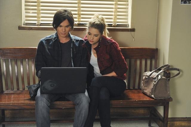 Still of Ashley Benson and Tyler Blackburn in Jaunosios melages (2010)