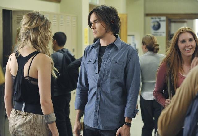 Still of Ashley Benson and Tyler Blackburn in Jaunosios melages (2010)