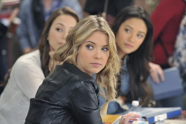 Still of Troian Bellisario, Ashley Benson and Shay Mitchell in Jaunosios melages (2010)