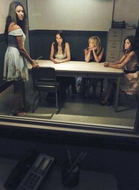 Still of Troian Bellisario, Lucy Hale, Ashley Benson and Shay Mitchell in Jaunosios melages (2010)