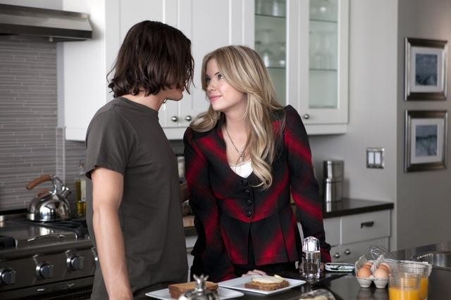 Still of Ashley Benson and Tyler Blackburn in Jaunosios melages (2010)