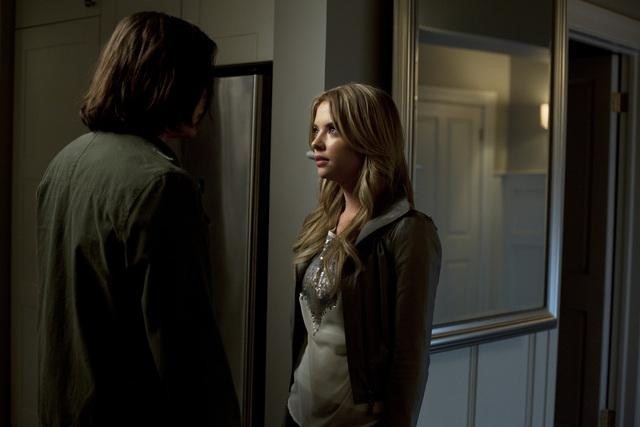 Still of Ashley Benson and Tyler Blackburn in Jaunosios melages (2010)