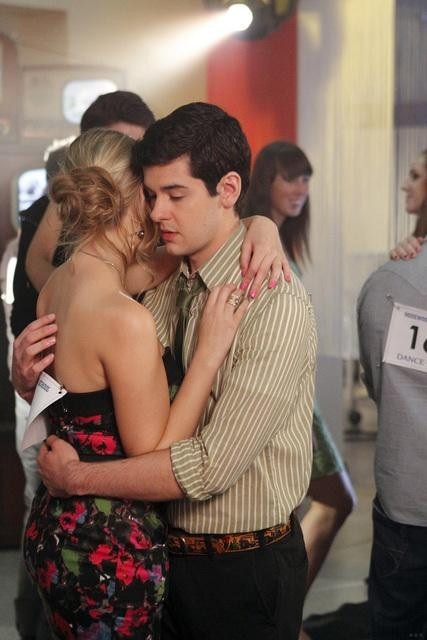 Still of Ashley Benson and Brendan Robinson in Jaunosios melages (2010)