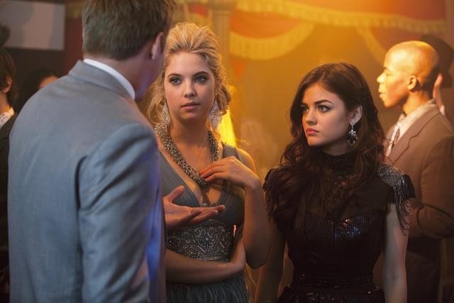 Still of Lucy Hale and Ashley Benson in Jaunosios melages (2010)