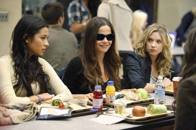 Still of Tammin Sursok, Ashley Benson and Shay Mitchell in Jaunosios melages (2010)