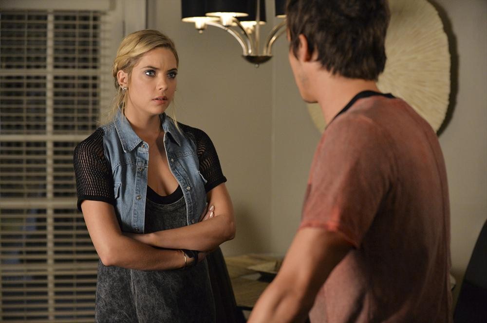 Still of Ashley Benson and Tyler Blackburn in Jaunosios melages (2010)