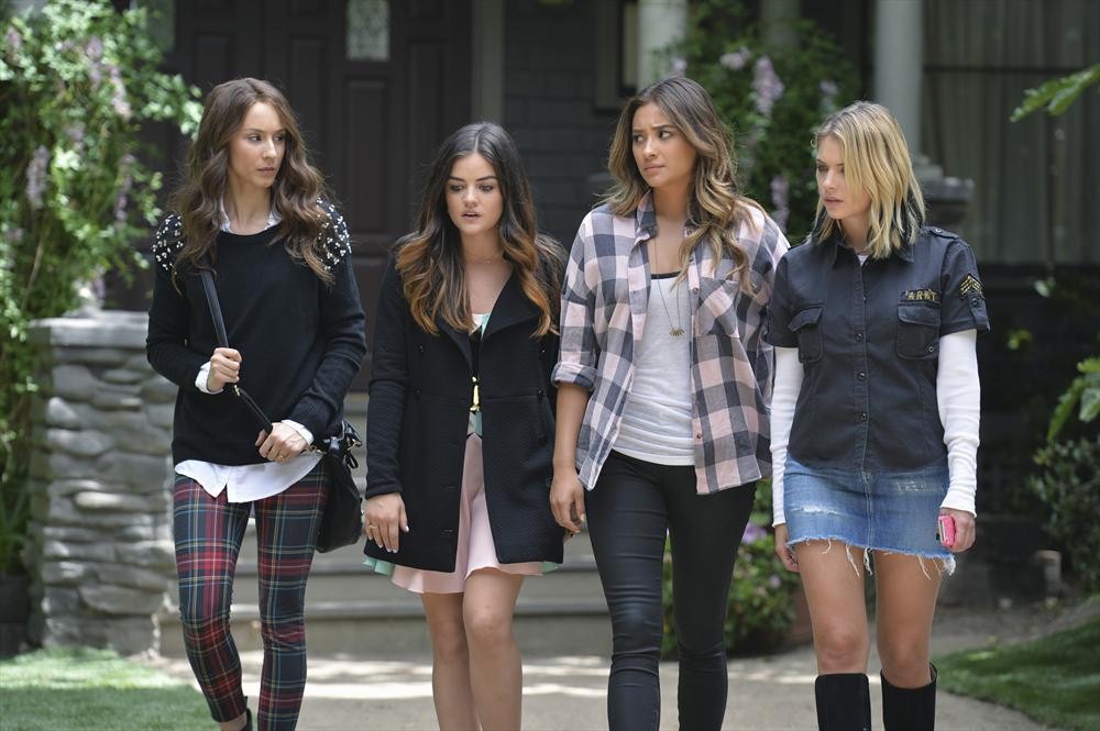 Still of Troian Bellisario, Lucy Hale, Ashley Benson and Shay Mitchell in Jaunosios melages (2010)