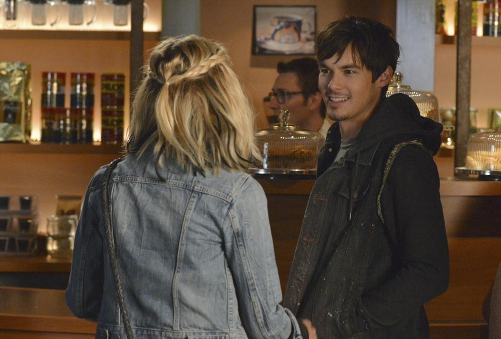 Still of Ashley Benson and Tyler Blackburn in Jaunosios melages (2010)